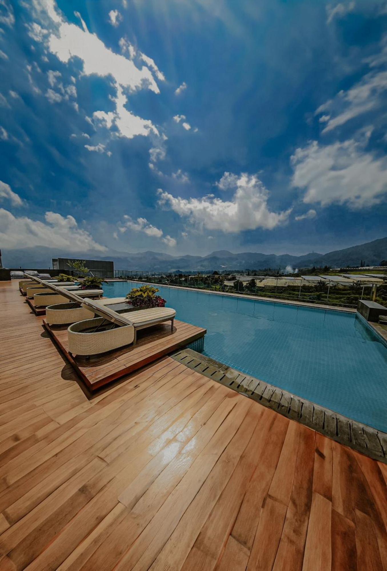 Отель The Botanica Sanctuary Пунчак Экстерьер фото Rooftop pool at the hotel