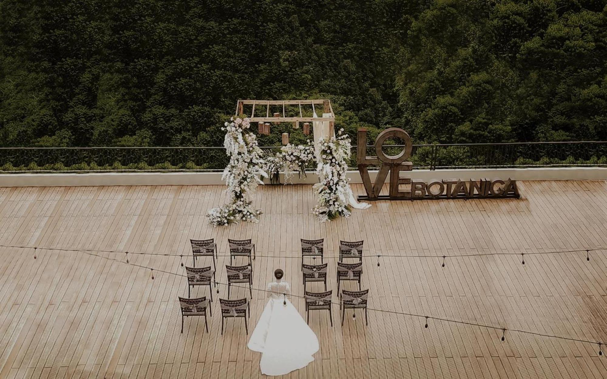 Отель The Botanica Sanctuary Пунчак Экстерьер фото Wedding ceremony at the top of the observation tower